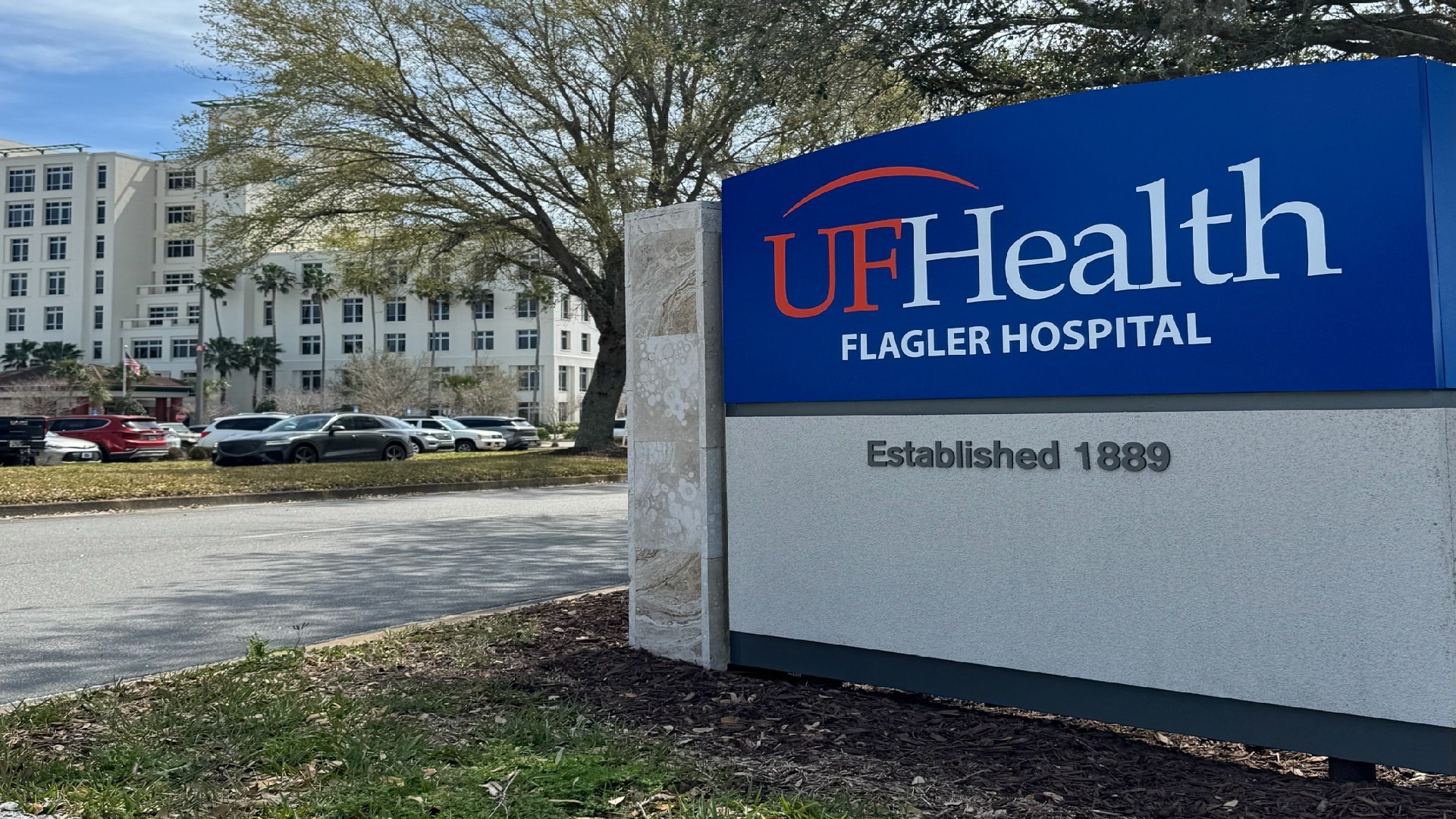 Illuminated commercial channel letter sign